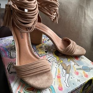 Pallas in color “beige suede”